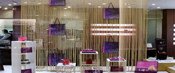 deco-et-pub-dans-lagencement-dune-vitrine-de-magasin