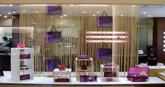deco-et-pub-dans-lagencement-dune-vitrine-de-magasin